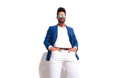 smart casual adam elleri ceplerinde ayakta aşağı görünüyor