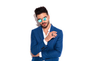 Kendine güvenen moda erkek güneş gözlüğü ve mavi ceket 