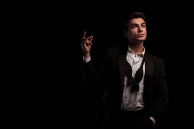 onun yapışma smokin zarif adam parmak ve örnek alıyor