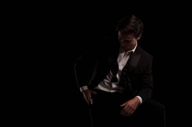 Smokin erkekte yüzüğünü için aşağı bakıyor