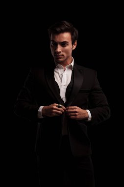 onun takım elbise ve görünüm unbuttoning zarif adam yan 