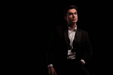 Smokin adam cebinde el ile tarafına bakar 