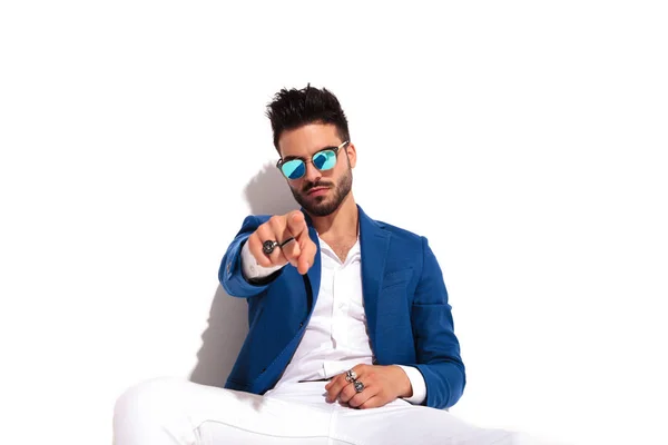 Seated fashion elegant man pointing finger — Stock Photo, Image
