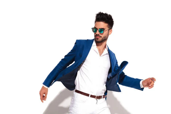 Bir smart casual adam resmini dinamik yan — Stok fotoğraf