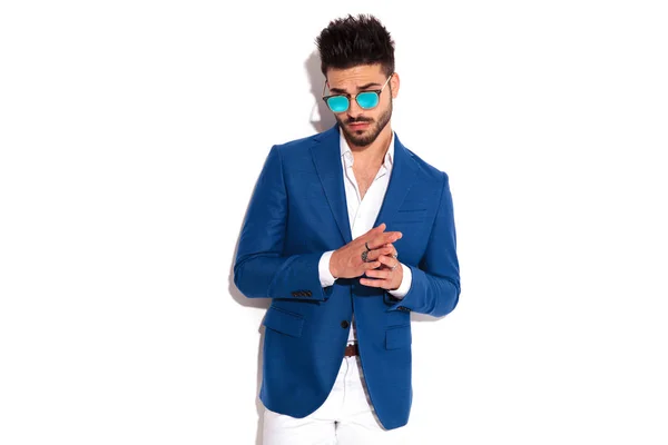 Young sexy man in suit and sunglasses holding palms together — Stock Photo, Image