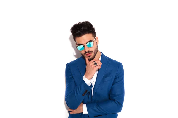 Elegante man mode zijn kin op vinger en denkt te houden — Stockfoto