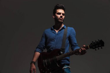 uzak tarafına oynarken arıyorum genç dramatik gitarist