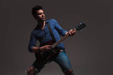 genç adam onun elektro gitar çalmak