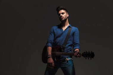 dramatik gitarist oynarken elektrik huitar