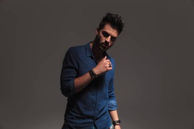 tıraşsız casual adam Studio poz