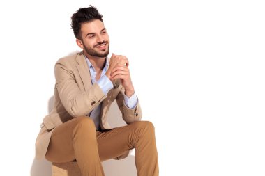 birlikte oturan ve gülümseyerek holding avuç içi mutlu genç adam 