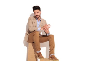 ciddi genç akıllı casual adam avuç içi bir arada dikkat tutan