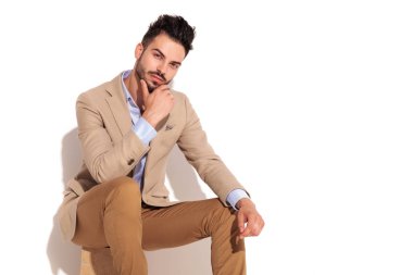 oturan genç adam düşünüyor 