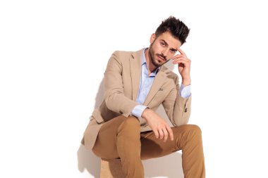 elle alnına dalgın adam kameraya bakar