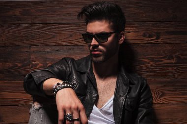 üzgün moda erkek güneş gözlüğü ve deri ceket
