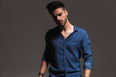 ciddi göz ile dramatik delikanlı