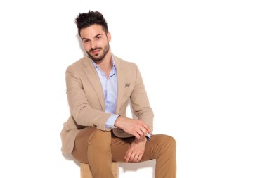 genç gülümseyen iş adamı oturmuş