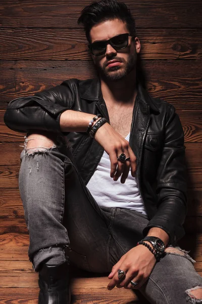 Dramatic fashion man in leather jacket and sunglasses  sitting — Stock Photo, Image