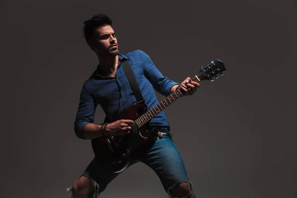 Young man playing his electric guitar — Stock Photo, Image