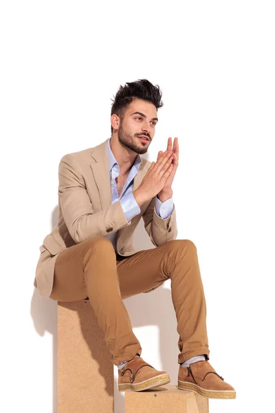 Vista lateral de um jovem empresário segurando palmas juntas — Fotografia de Stock