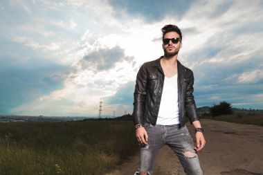 moda model doğa ortasında poz 