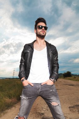 Elleri ceplerinde ülke yolda duran adam 