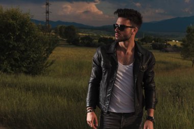 deri ceket uzakta arıyor serin bir adam tarafı