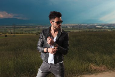 deri ceket kol sabitleme seksi bir adam tarafı