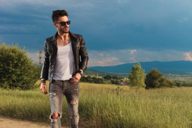 ülke yol kenarında yürüyen genç seksi adam