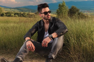  yol kenarında üzerinde dinlenme deri ceketli adamı 