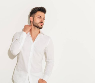 serin genç adam elini boynuna tutar. 