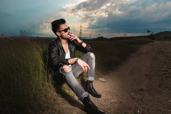 oturan adam, bir sigara sigara yan görünüm