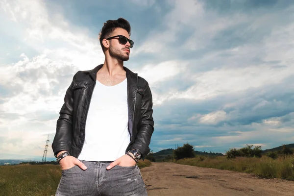 deri ceket ayakta ile rahat adam ceplerinde eller 