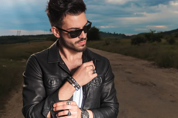 genç adam onun kol sabitleme deri ceket 