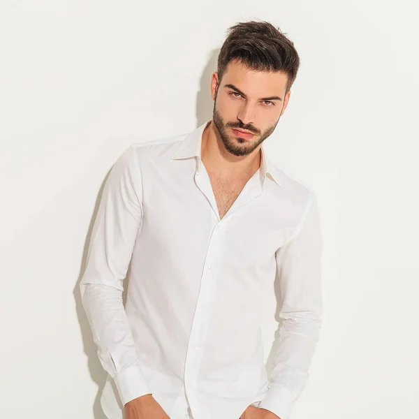 Hombre joven con camisa blanca —  Fotos de Stock