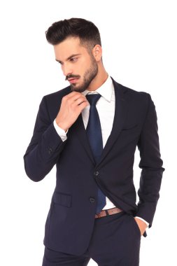 düşünme bir dalgın modern iş adamı yan görünüm 