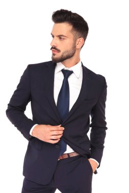 yakışıklı genç iş adamı tarafına görünüyor 