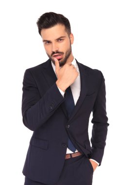 parmağını dudaklarına dokunmadan seksi genç iş adamı