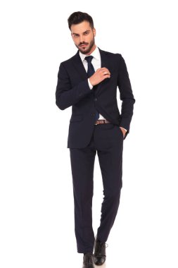 Kendine güvenen genç iş adamı göğüs cebinde sabitleme 