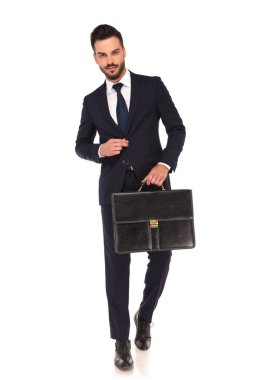 evrak çantası ve Beklemeler düğmesi ile takım yürüyüş iş adamı