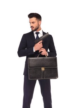 silah ve bavul tutan genç zarif assasin