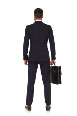 arkadan görünüşü evrak çantası holding ayakta iş adamı