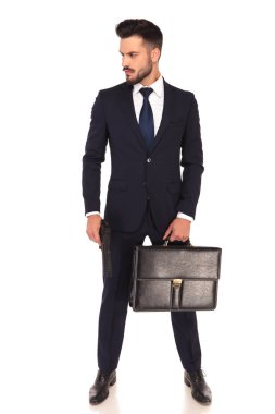 bir silah ve Evrak Çantası'nı tutan genç assasin tarafına görünüyor 