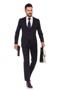 tam vücut resmi bir genç assasin duran 