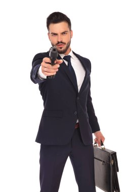 ciddi genç hitman işaret ve silahını hedefleyen