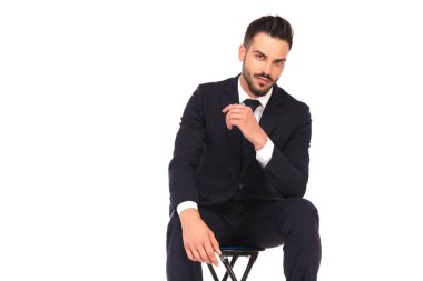 bir sandalyede oturan havalı genç iş adamı 