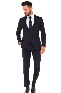 rahat modern iş adam cebinde el ile ayakta 