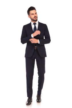 modern iş adamı onun kol sabitleme 