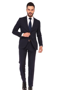 iş adamı ele takım'ın butonuna sahip ileri adım