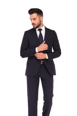 Genç modern iş adamı onun kol sabitleme 